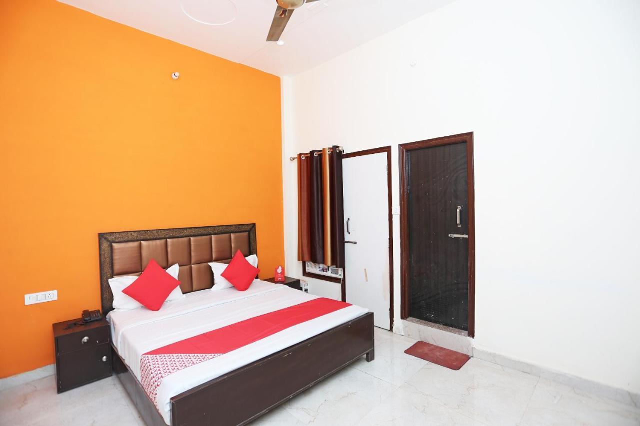 OYO 29517 Hotel Barsana Palace Chhata Exterior foto